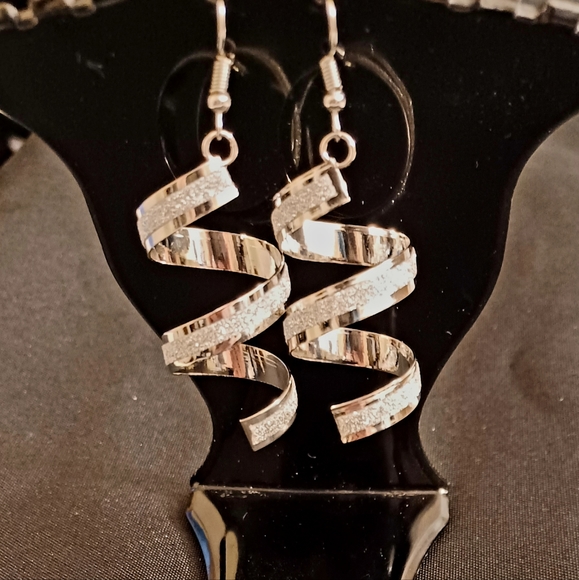 Beautiful Silver Tone Earring - Picture 1 of 1
